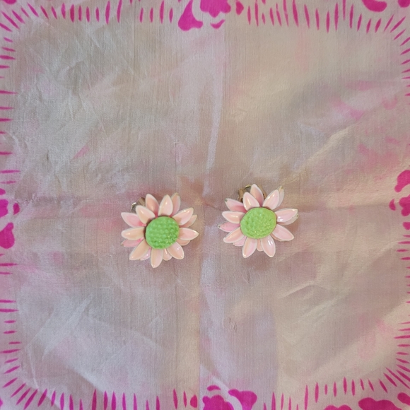 Vintage Pink Daisy Clip-On earrings ~ 1960s Mod ~ Flower Power~ Cute! - Picture 11 of 15